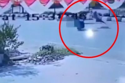 Detik-detik Wanita Paruh Baya Terpental Jauh Usai Tertabrak Pemotor Berkecepatan Tinggi