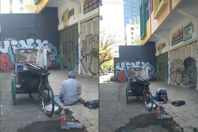 Bapak Tukang Becak Ini Khusyuk Tunaikan Salat di Teras Depan Ruko, Netizen: Masya Allah