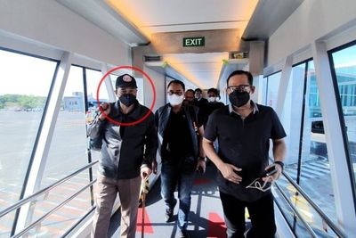 Muhammad Kece Pakai Tongkat saat Ditangkap, Jalannya Terpincang-pincang, Tidak Pakai Peci