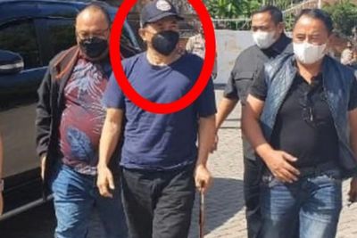 Penampakan Muhammad Kece saat Ditangkap, Jalan Terpincang-pincang Pakai Tongkat dan Topi