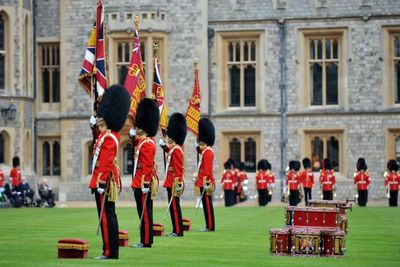 Parade Pergantian Pasukan Elite di Istana Buckingham Digelar Kembali