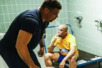 Beredar Foto Ronaldo Brazil & Roberto Carlos Merokok di Toilet, Netizen: Kayak Anak SMA