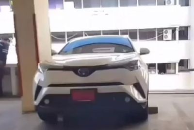 Ingin Parkir Mundur, Mobil Toyota C-HR Ini Nyaris Terjun Bebas dari Gedung!