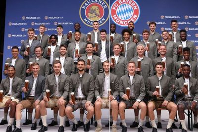 Skuad Bayern Munich Berfoto Kenakan Pakaian Tradisional Bavaria dan Pegang Bir, Buat Apa?