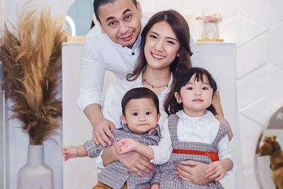 Raditya Dika Pamer Foto Duo Cimol , Netizen ke Annisa Aziza: Ternyata Punya 2 Tuyul