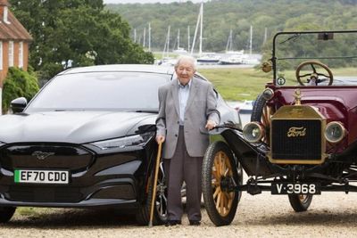 Kakek Berusia 101 Tahun Ini Dihadiahi Mobil Mustang Mach-E dari Ford!