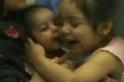 Bikin Haru, Video Gadis Cium Bayi Setelah Keluarganya Dievakuasi dari Afghanistan Viral