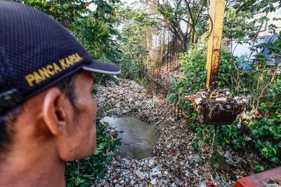 FOTO: Aksi Membersihkan Sampah di Kali Baru