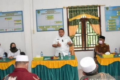 113 Warga Aek Badak Julu Tapsel Terima BLT, Ini Pesan Bupatinya