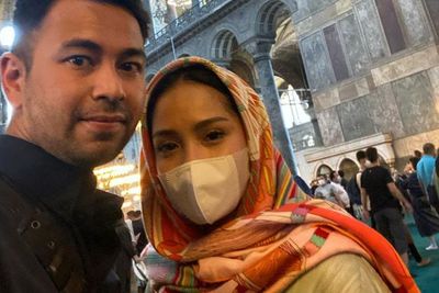 Foto Sama Raffi Ahmad di Hagia Sophia, Netizen Puji Nagita Slavina yang Tampil Berhijab