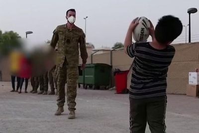 Tentara Australia Bermain dan Ajari Olahraga Anak-anak Afghanistan yang Dievakuasi