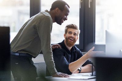4 Zodiak Ini Rekan Kerja Terbaik yang Bikin Lingkungan Kantor Lebih Nyaman