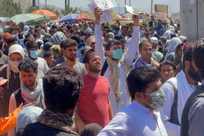 Taliban Naikkan Harga di Bandara Kabul, Botol Air Rp570 Ribu dan Sepiring Nasi Rp1,4 Juta