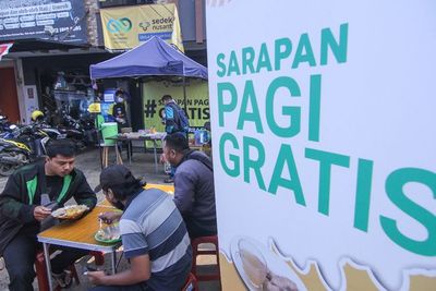 FOTO: Berbagi Sarapan Pagi Gratis di Depok