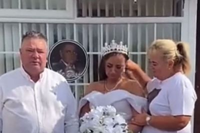 Memilukan, Wanita Ini Kenakan Gaun Pengantin ke Pemakaman Tunangannya