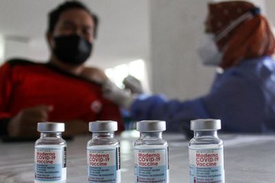 Pejabat Ngaku Sudah Dapat Booster, Anggota DPR: Harus Ditindak!