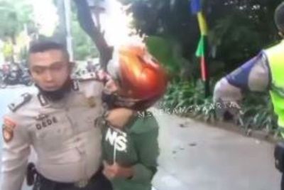 Detik-detik Dua Lelaki Pembawa Obat Psikotropika Diringkus Polres Metro Jaksel