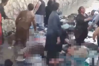 Menyedihkan, Puluhan Warga Tewas Berserakan di Bandara Kabul Akibat Bom Bunuh Diri