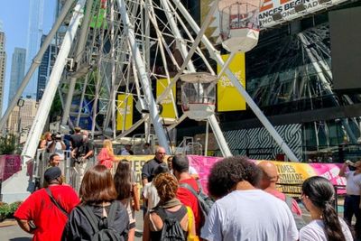 Times Square di New York Kehadiran Wahana Bianglala, Menarik Minat Wisatawan