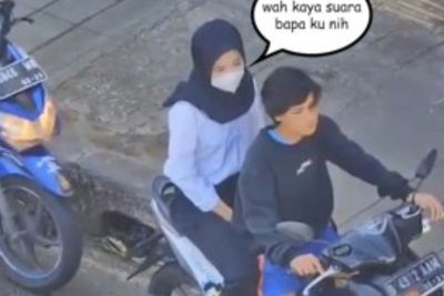 Momen Dua Sejoli Ditegur karena Tak Pakai Helm: Jatuh di Aspal Tak Seindah Jatuh Cinta