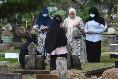 Pemkot Jaksel Mewajibkan Pengunjung TPU Tunjukkan Sertifikat Vaksin