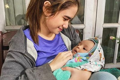 Tissa Biani Telaten Gendong Bayi, Netizen Malah Salfok Lihat Ekspresi Bayinya