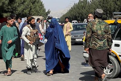 FOTO: Taliban Memblokir Jalan ke Bandara Kabul
