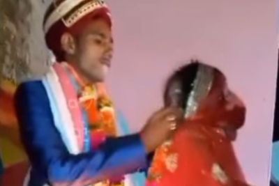 Pria Ini Kasar ke Istri di Hari Pernikahan, Jambak Rambut Istri & Suapi Makan dengan Paksa
