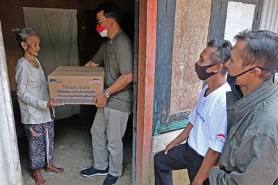 FOTO: Bantuan Sembako Bagi Warga Kurang Mampu di Temanggung