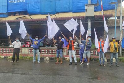 Tak Sanggup Hadapi PPKM, Puluhan Pedagang Pasar Horas Angkat Bendera Putih