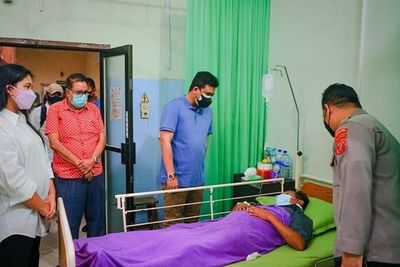 Jenguk Juru Parkir yang Ditembak Perampok Toko Emas, Walkot Bobby Berikan Semangat
