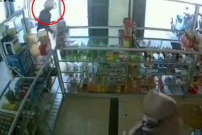 Pria Ini Curi Kotak Amal di Toko Kelontong, Santai Meski Ketahuan Pemilik Toko