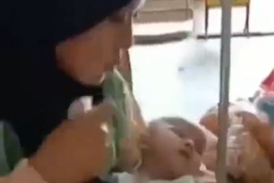 Pilu, Wanita Tunanetra Jual Keripik Sambil Gendong Anak, Suami Kabur & Tak Tanggung Jawab