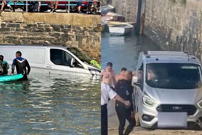 Abaikan Peringatan Petugas, Mobil Van Turis Ini Diseret Ombak di Pantai