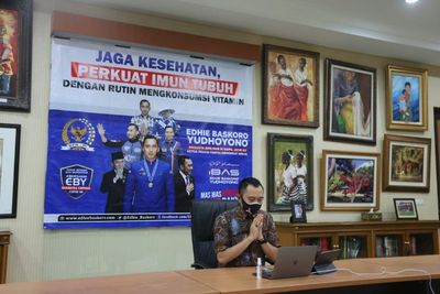 Agar Tak Terpapar Covid-19, Ibas Beri Multivitamin hingga Ajak Masyarakat Vaksinasi