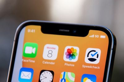 Apple Bakal Perbaiki Earpiece Speaker iPhone 12 yang Alami Masalah Secara Gratis!
