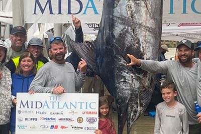 Pria Ini Berhasil Tangkap Ikan Marlin Biru dengan Berat 514 Kg di Lomba Memancing