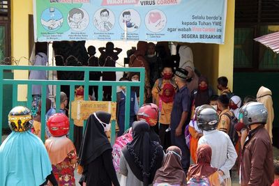Terjadi Kerumunan Orang Tua yang Antar-Jemput Anaknya di Hari Pertama Sekolah Dibuka