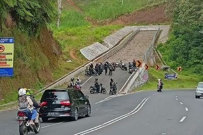 Miris! Potret Pengendara Motor yang Santai Nongkrong di Area Penyelamat Rem Blong
