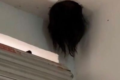 Panik saat Melihat Kepala Berambut Tergantung di Langit-langit Ternyata Putrinya