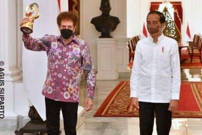 Jokowi Nostalgia Bertemu Ahmad Albar Pentolan God Bless: Saat Itu Saya Masih Remaja