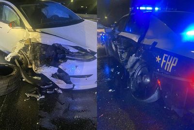Gegara Mengemudi Pakai Autopilot, Mobil Tesla Ini Hantam Kendaraan Polisi & Kendaraan Lain