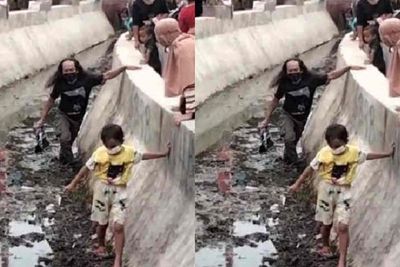Jokowi Bagi-bagi Kaos di Cirebon, Warga Berebut Mengambilnya di Selokan Berlumpur Hitam