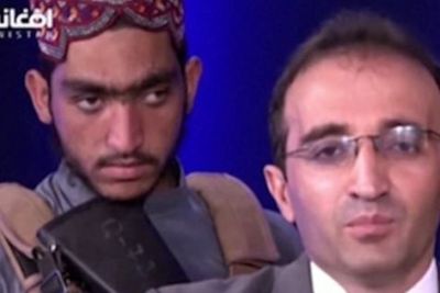 Pembawa Acara Berita di Afghanistan Ketakutan Dikeliling Anggota Taliban, Cuma Settingan?