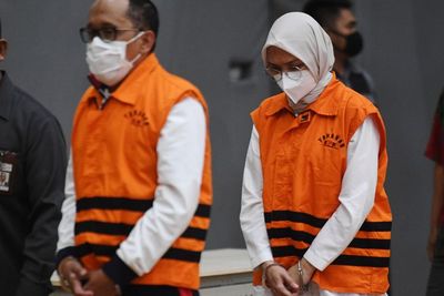 Couple Goals Maling, Bupati Probolinggo & Suami Minta 20 Juta Jual Beli Jabatan Kades