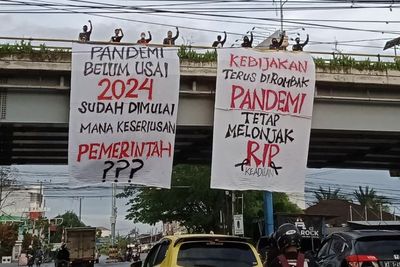 Mural Dihapus, Warga Bentangkan Spanduk Kritik Pandemi Belum Usai, 2024 Sudah Dimulai