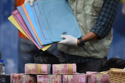 FOTO: Tumpukan Uang Rp362 Juta yang Dimaling Bupati Probolinggo Bareng Suami