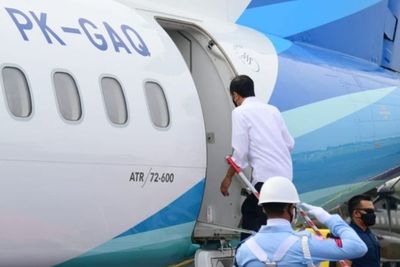 Jokowi Gunakan Pesawat ATR Kunjungi Cirebon, Tinjau Vaksinasi dan Resmikan Bendungan