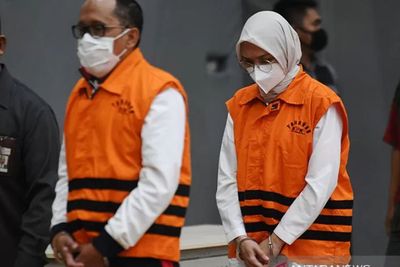 Sejoli Maling Kompak Pakai Rompi Jingga, Puput-Hasan Rampok Rp20 Juta Per Kursi Kades