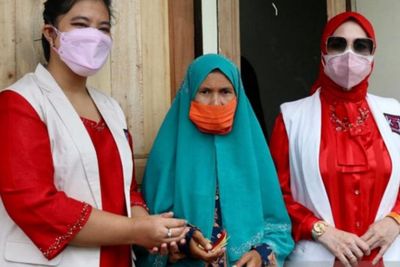 Bantu Nelayan Korban Kebakaran, Kahiyang Ayu Serahkan Kunci Rumah Baru